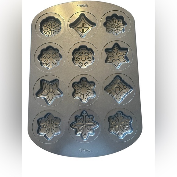 NWOT Wilton Winter Non-Stick Cookie Pan - Snowflakes - Picture 1 of 2